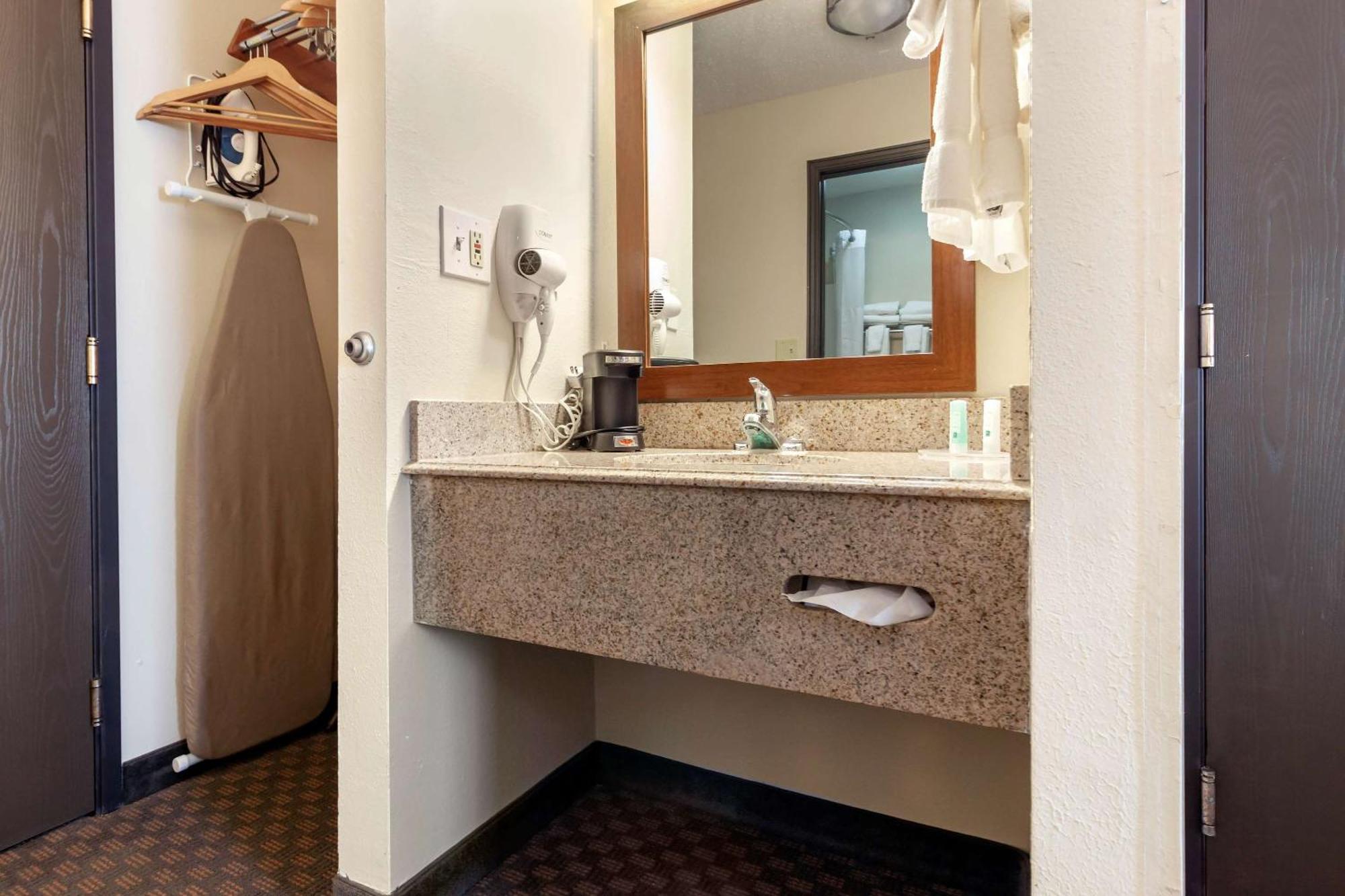 Quality Inn Hays I-70 Exterior foto